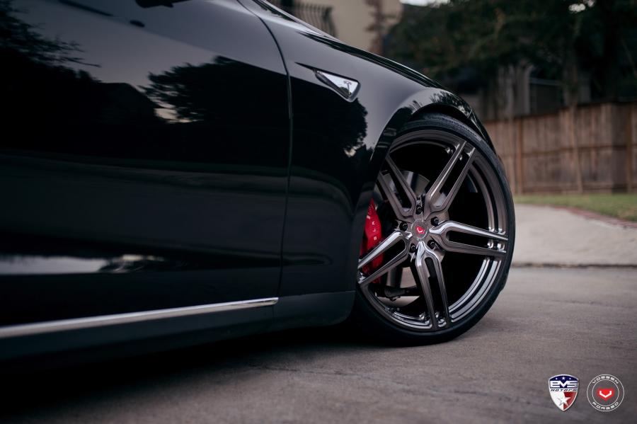 Детали экстерьера Tesla Model S on Vossen Wheels (HC-1) 2016 года  (фото 2 из 23)
